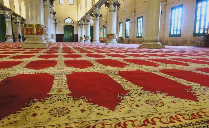 пол в мечети